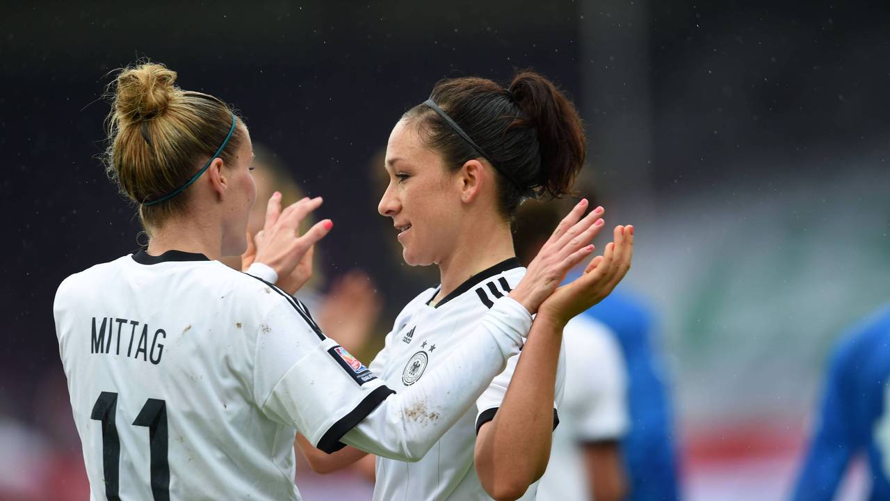 Nadine Keßler beim Jubel im Trikot der deutschen Nationalmannschaft.