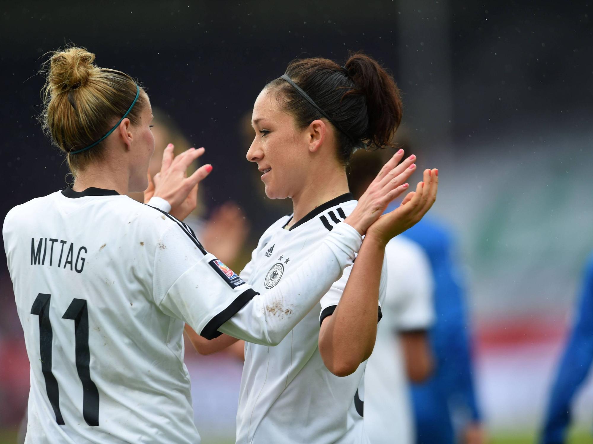 Nadine Keßler beim Jubel im Trikot der deutschen Nationalmannschaft.