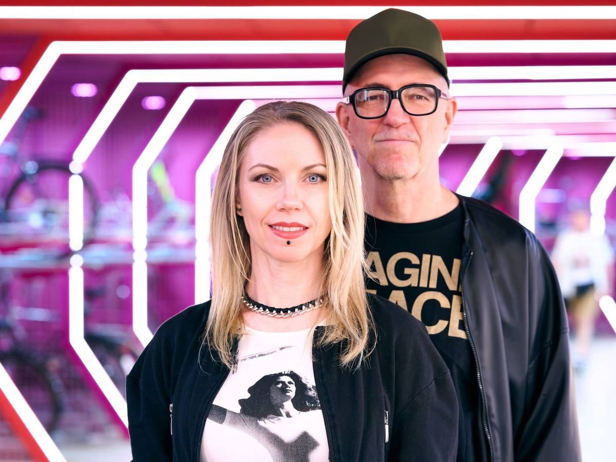 Schafft das Techno-Paar Dr. Motte und Ellen Dosch-Roeingh das Comeback der früheren Loveparade in Berlin unter neuem Namen? Der Dokumentarfilm „Love is stronger“ begleitet das Projekt von 2022 bis 2025 und erzählt die Geschichte der Techno-Kultur. (Bild: rbb/Thomas Twore)