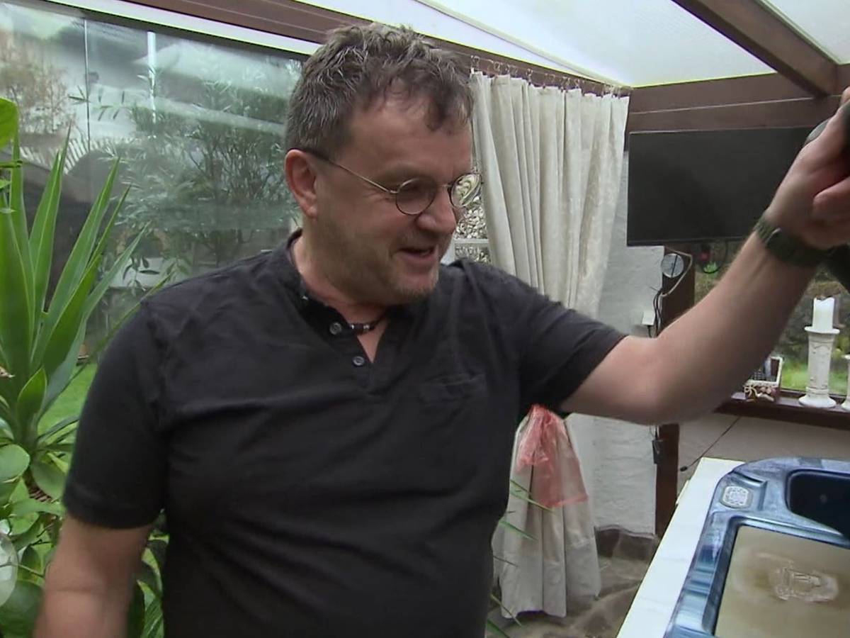 „Sonst ist hier textilfreie Zone“: Stolz präsentiert Jockel (60) seinen Whirlpool-Bereich. (Bild: RTL)