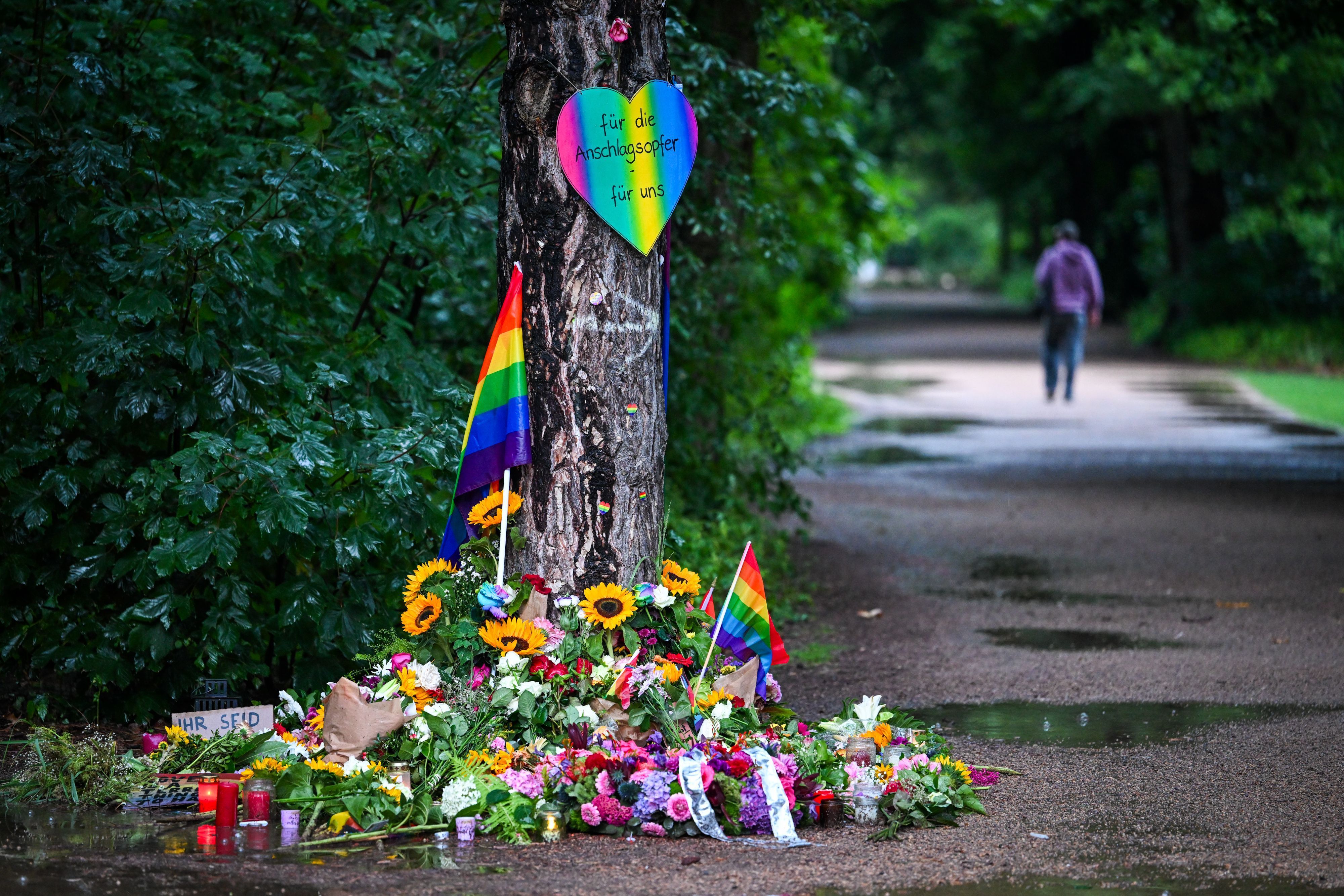 Blumen, Kerzen und persönliche Botschaften sind am Montagmorgen im Regen nahe dem Ort in Tiergarten zu sehen, wo ein Fahrzeug am Rande des Christopher Street Day in eine Menschenmenge gefahren war.