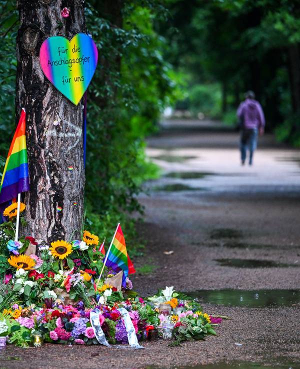 Blumen, Kerzen und persönliche Botschaften sind am Montagmorgen im Regen nahe dem Ort in Tiergarten zu sehen, wo ein Fahrzeug am Rande des Christopher Street Day in eine Menschenmenge gefahren war.