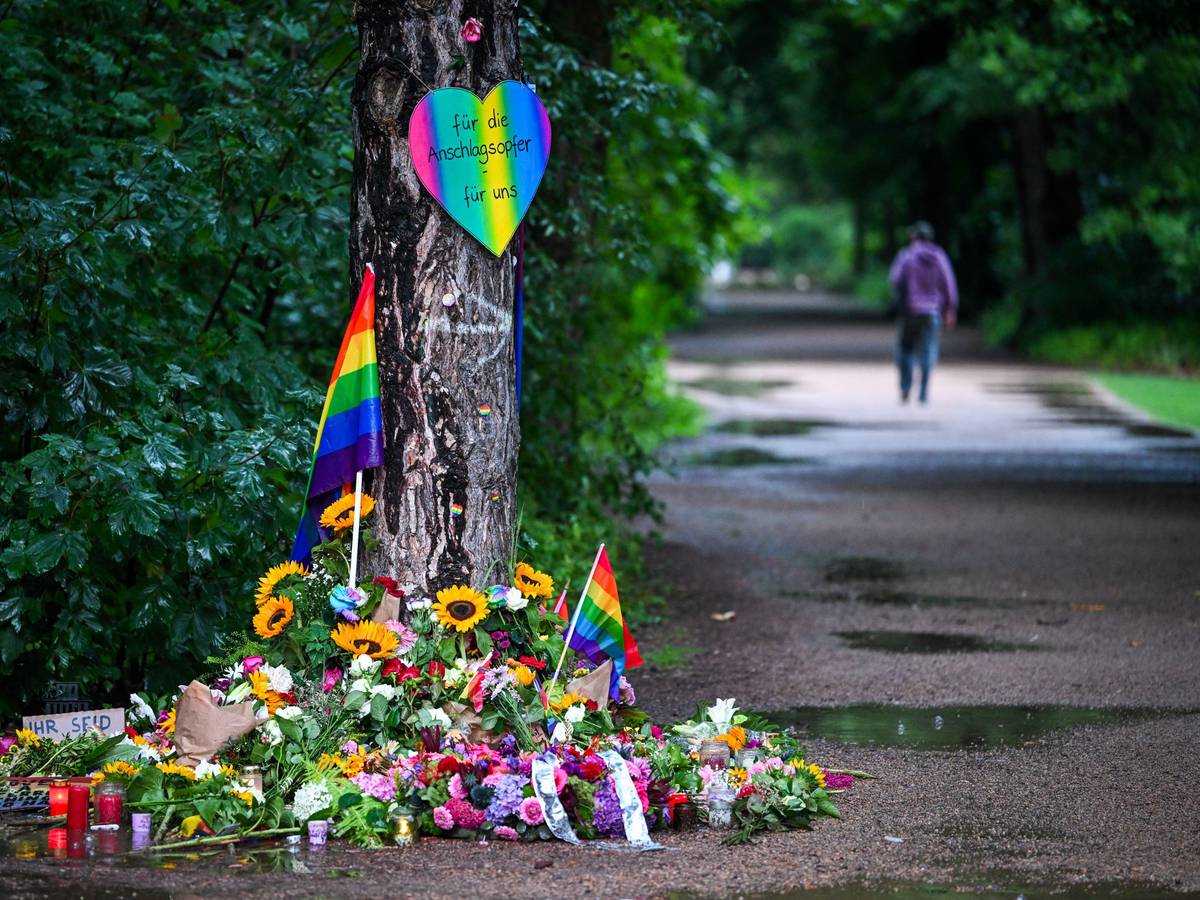Blumen, Kerzen und persönliche Botschaften sind am Montagmorgen im Regen nahe dem Ort in Tiergarten zu sehen, wo ein Fahrzeug am Rande des Christopher Street Day in eine Menschenmenge gefahren war.