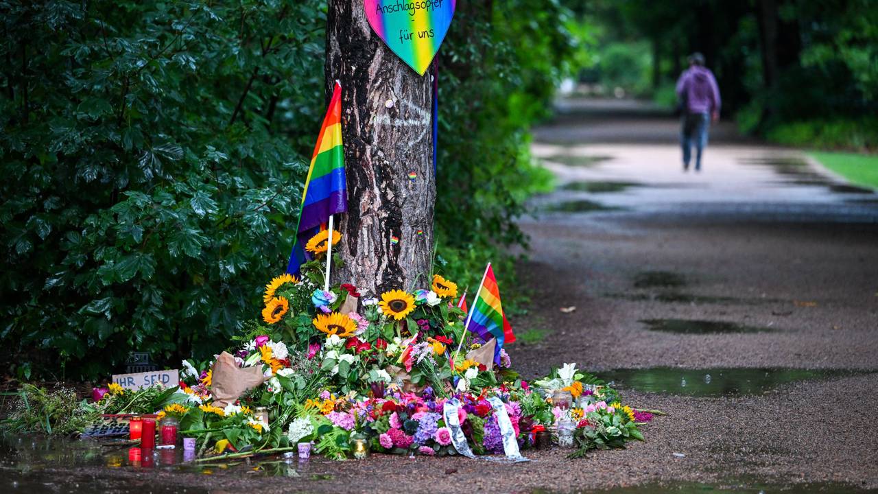 Blumen, Kerzen und persönliche Botschaften sind am Montagmorgen im Regen nahe dem Ort in Tiergarten zu sehen, wo ein Fahrzeug am Rande des Christopher Street Day in eine Menschenmenge gefahren war.