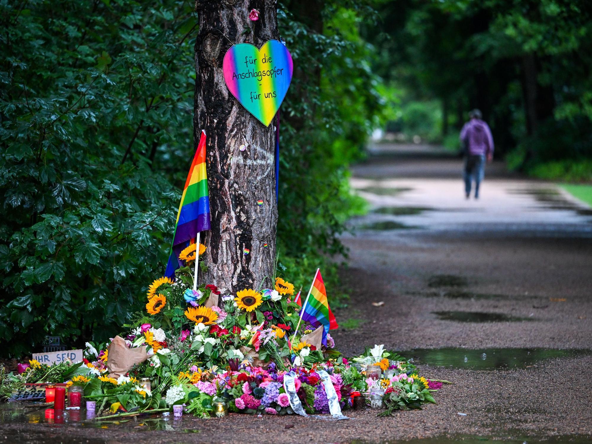 Blumen, Kerzen und persönliche Botschaften sind am Montagmorgen im Regen nahe dem Ort in Tiergarten zu sehen, wo ein Fahrzeug am Rande des Christopher Street Day in eine Menschenmenge gefahren war.