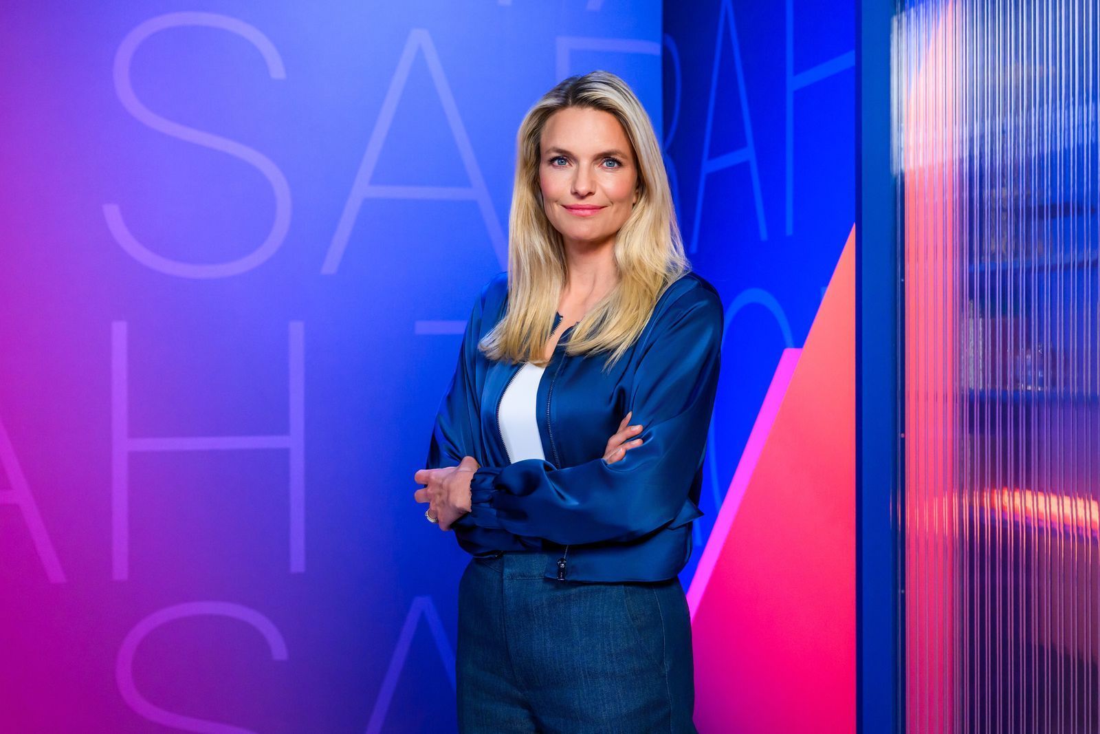 Sarah Tacke hofft auf mehr Mut in Deutschland: „Politik sollte häufiger erklären, was möglich ist - und nicht nur, warum etwas nicht geht. Wer gestalten will, muss Regeln ernst nehmen. Aber er muss auch den Mut haben, Regeln zu verändern, wenn sie ihren Zweck nicht erfüllen.“ (Bild: ZDF / Svea Pietschmann)