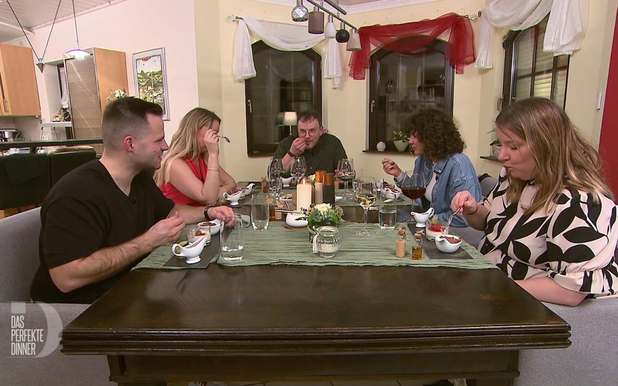 Zum Start trifft sich die Koblenzer Runde bei Jockel in Niederbreitbach. (Bild: RTL)