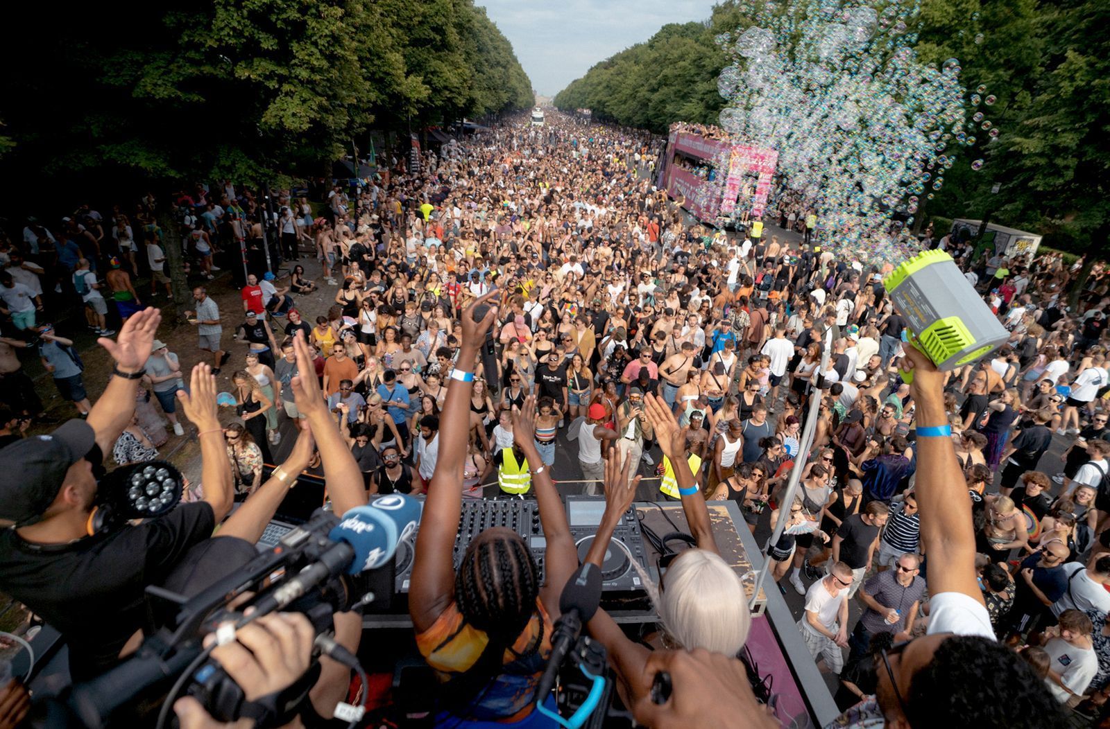 Über drei Jahre begleitet „Love is stronger“ das Comeback der Idee - mit allen Höhen und Tiefen. Der 90-Minüter thematisiert die Zeitlosigkeit von Lebensträumen und wie sie sich über die Jahre verändern.  (Bild: rbb/Omri Ben David Benjamin)