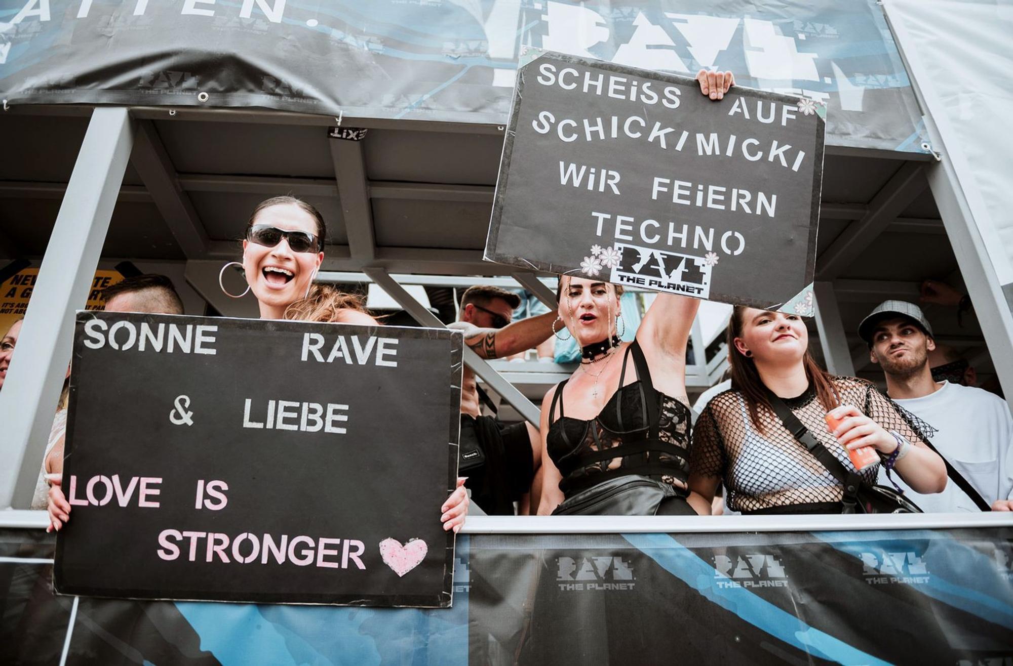 Feiern wie in den 90-ern? Ein Umzugswagen von „Rave The Planet“ rollt durchs Berlin des Jahres 2024. (Bild: rbb/Nenad Blazin BN.pctrs)