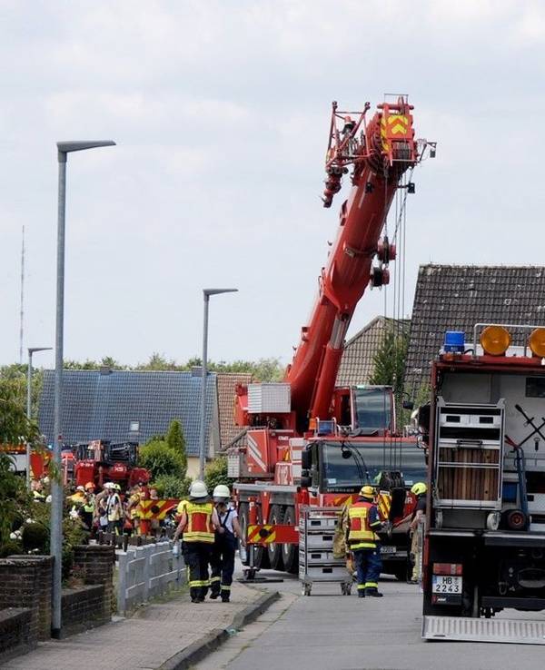 25.07.2026, Niedersachsen, Ganderkesee: NEUE GEPIXELTE VERSION - Ein abgestürztes Leichtflugzeug steckt im Dach eines Hauses. Beim Absturz des Flugzeugs in ein Einfamilienhaus ist mindestens ein Mensch ums Leben gekommen. Foto: Jörn Hüneke/dpa +++ dpa-Bildfunk +++