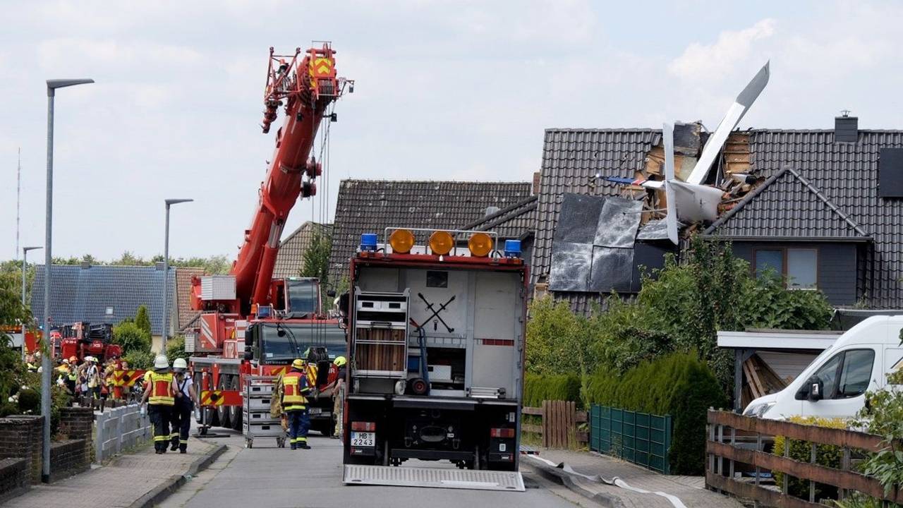 25.07.2026, Niedersachsen, Ganderkesee: NEUE GEPIXELTE VERSION - Ein abgestürztes Leichtflugzeug steckt im Dach eines Hauses. Beim Absturz des Flugzeugs in ein Einfamilienhaus ist mindestens ein Mensch ums Leben gekommen. Foto: Jörn Hüneke/dpa +++ dpa-Bildfunk +++