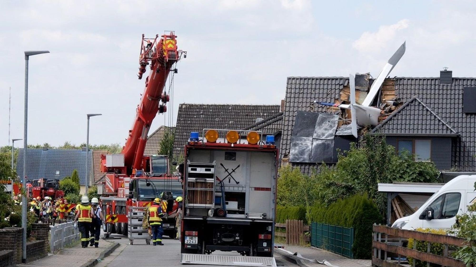 25.07.2026, Niedersachsen, Ganderkesee: NEUE GEPIXELTE VERSION - Ein abgestürztes Leichtflugzeug steckt im Dach eines Hauses. Beim Absturz des Flugzeugs in ein Einfamilienhaus ist mindestens ein Mensch ums Leben gekommen. Foto: Jörn Hüneke/dpa +++ dpa-Bildfunk +++
