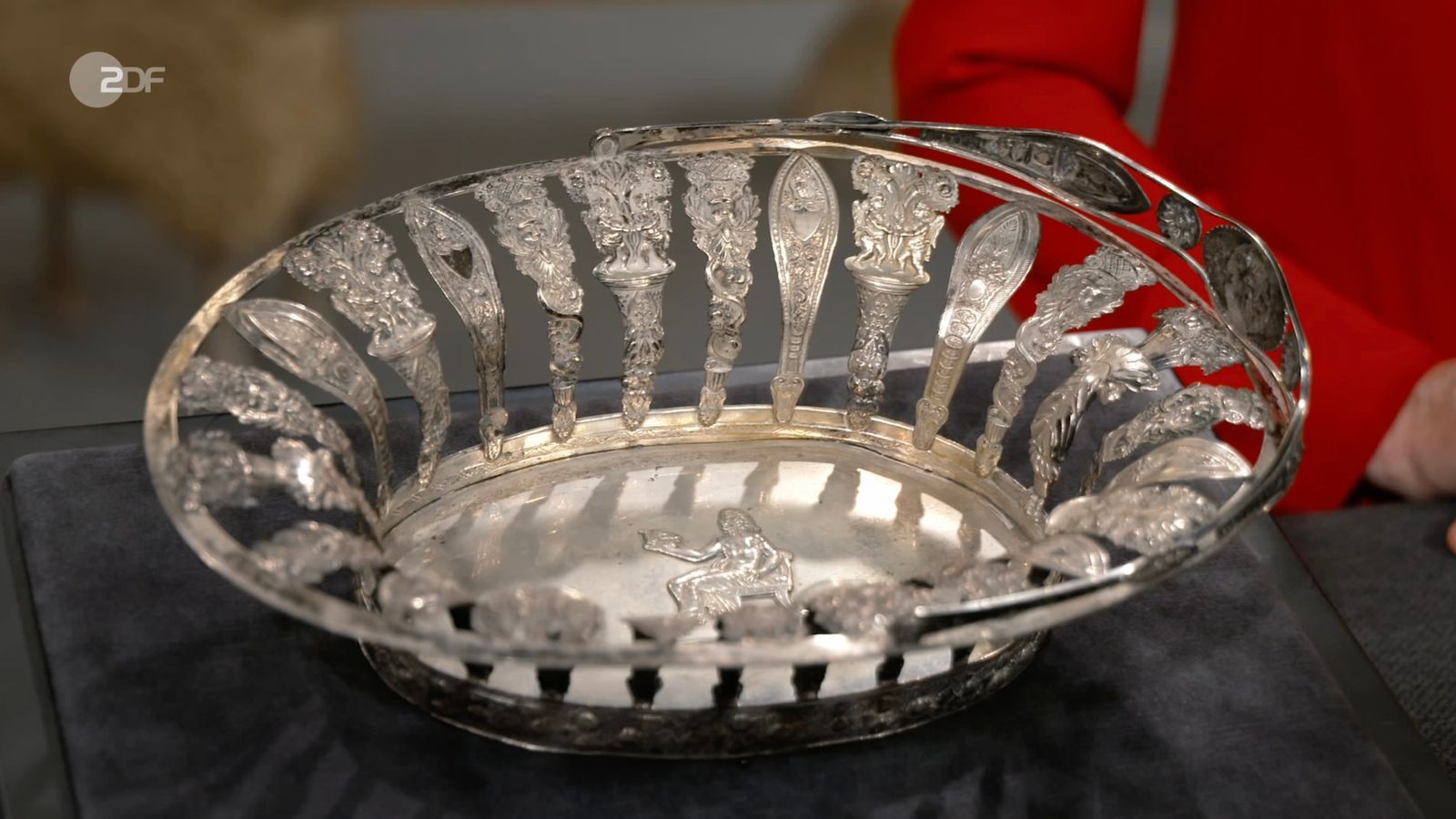 Ein Henkelkorb aus 750er Silber wurde von Wendela Horz zwischen 1810 und 1820 datiert.  (Bild: ZDF)