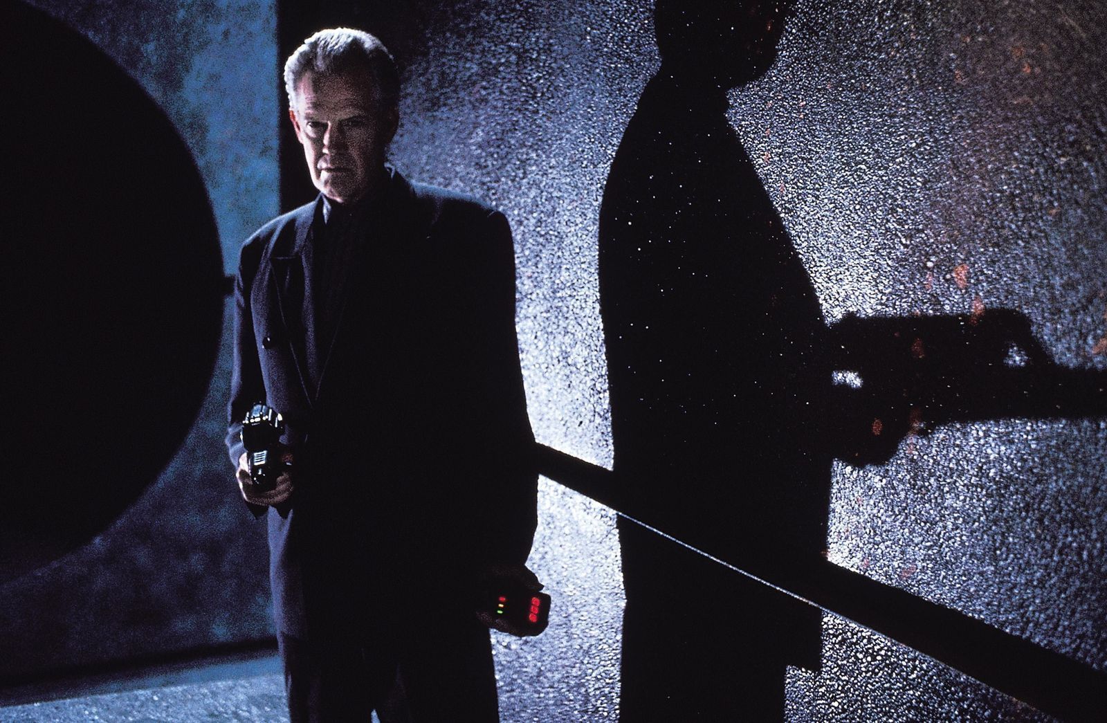Dem Mars-Gouverneur Vilos Cohaagen (Ronny Cox) gefällt es ganz und gar nicht, dass der ehemalige Agent Douglas Quaid scheinbar immer mehr von seinen alten Erinnerungen zurückgewinnt. (Bild:  1990 STUDIOCANAL. All Rights Reserved.)