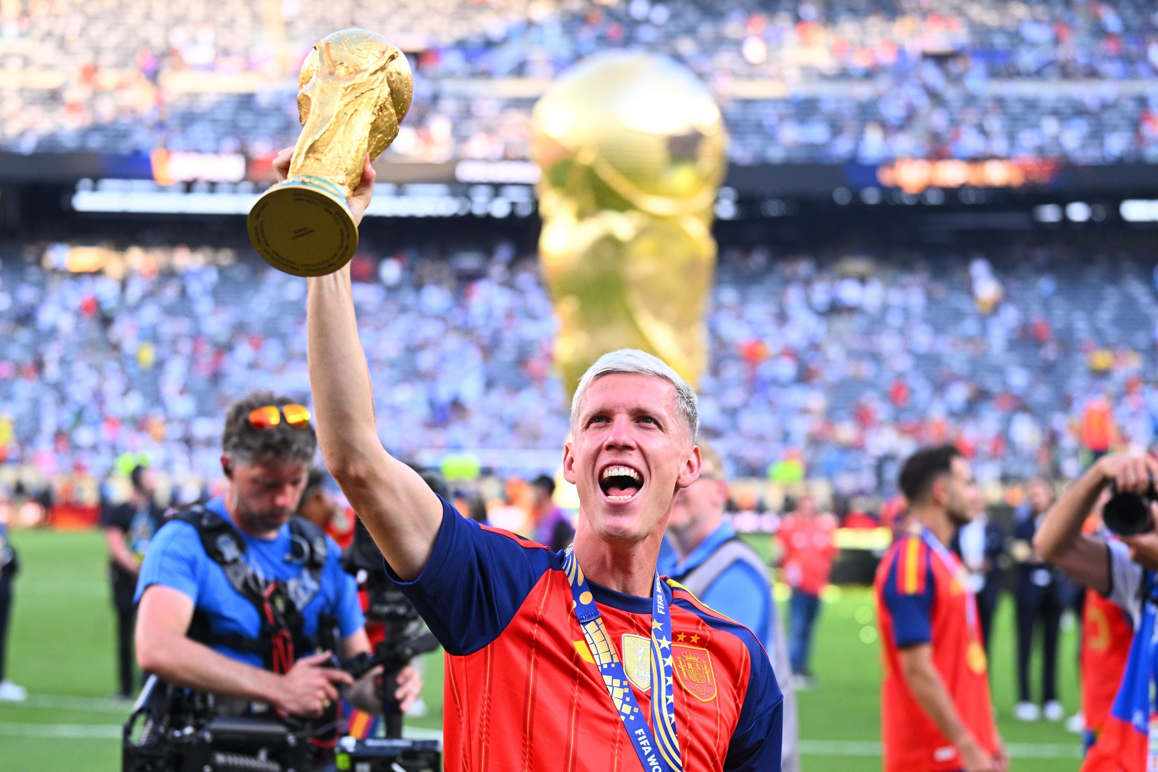 Dani Olmo feiert mit dem WM-Pokal nach dem gewonnenen Finale.