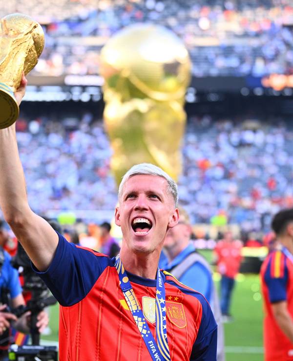 Dani Olmo feiert mit dem WM-Pokal nach dem gewonnenen Finale.