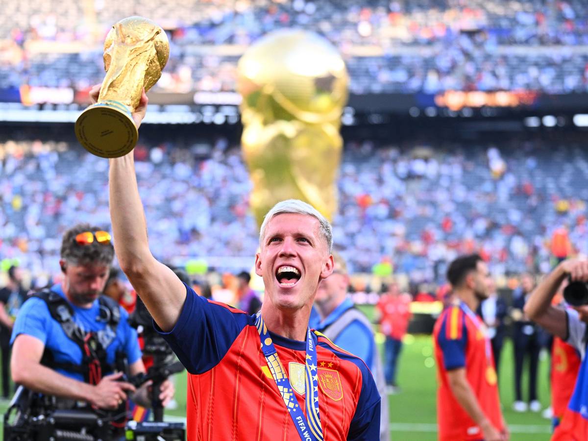 Dani Olmo feiert mit dem WM-Pokal nach dem gewonnenen Finale.