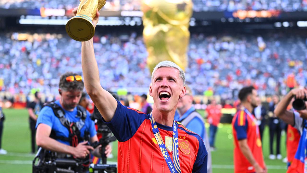 Dani Olmo feiert mit dem WM-Pokal nach dem gewonnenen Finale.