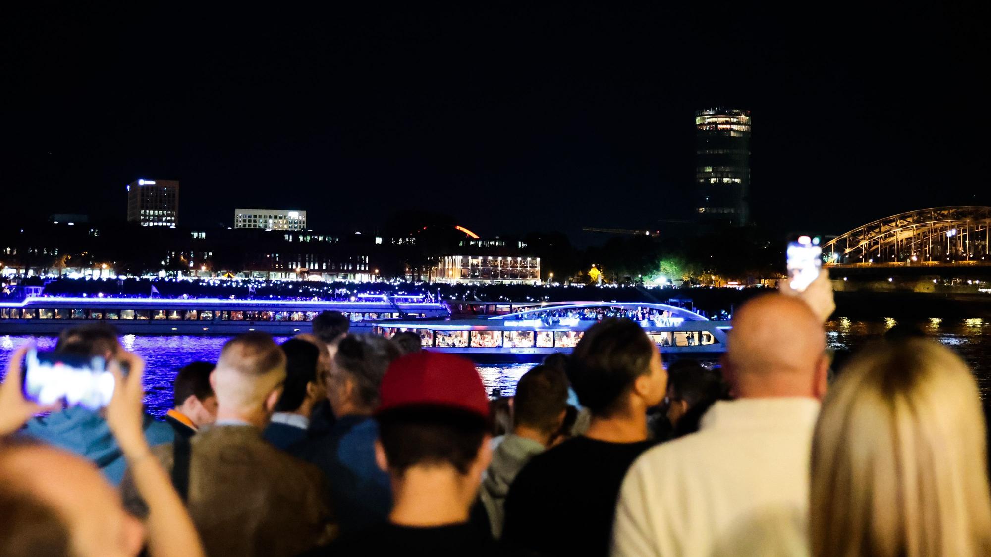 Ankunft der Schiffe vor dem Feuerwerk der Kölner Lichter.