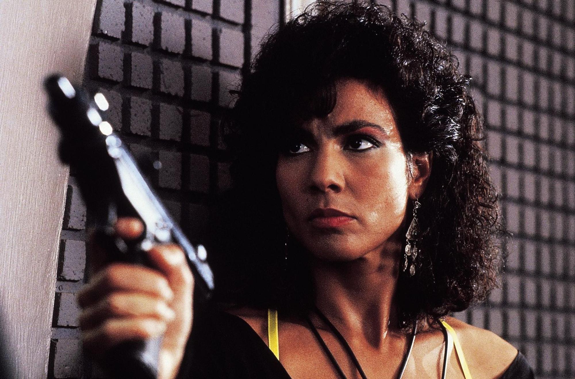 Melina (Rachel Ticotin) kämpft an der Seite von Doug. (Bild: 1990 STUDIOCANAL. All Rights Reserved.)