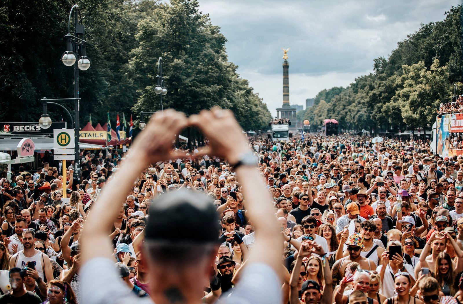 Ist der alte Spirit der Loveparade zurück? Ein Bild von „Rave The Planet“ im Jahr 2024. (Bild: rbb/Jessy Macabeo @Basspil)