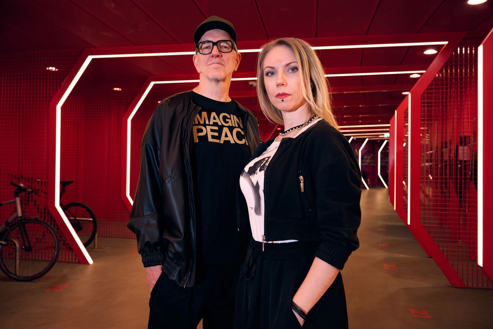 Dr. Motte und seine Lebenspartnerin Ellen Dosch-Roeingh arbeiten an zwei Kulturprojekten, die viel mit der Popgeschichte der späten 80-er und 90-er zu tun hat.
 (Bild:  rbb/Thomas Twore)