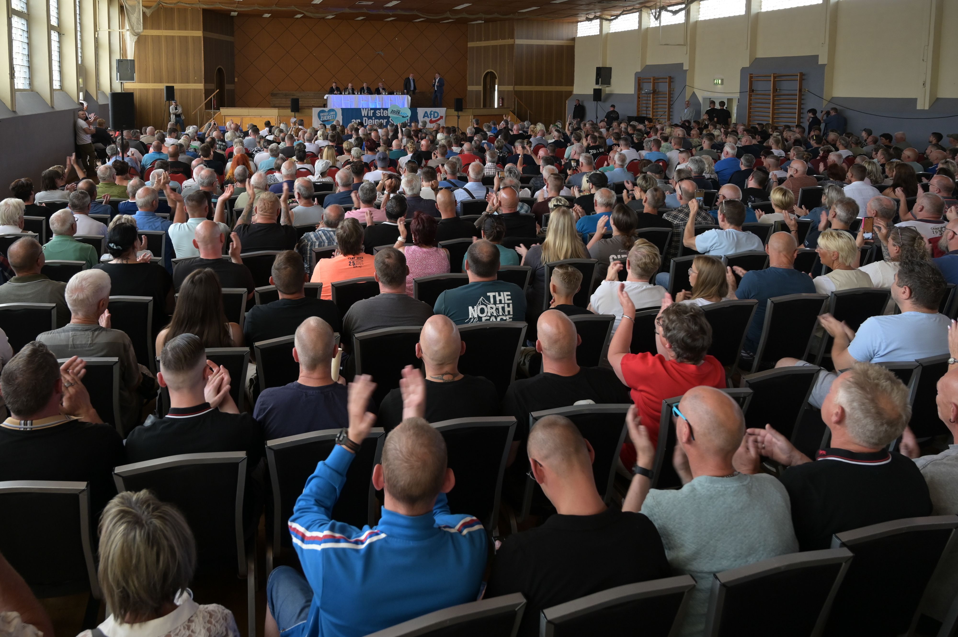 Teilnehmer sitzen in einem Saal beim Bürgerforum der AfD in Harsleben. (Symbolfoto)