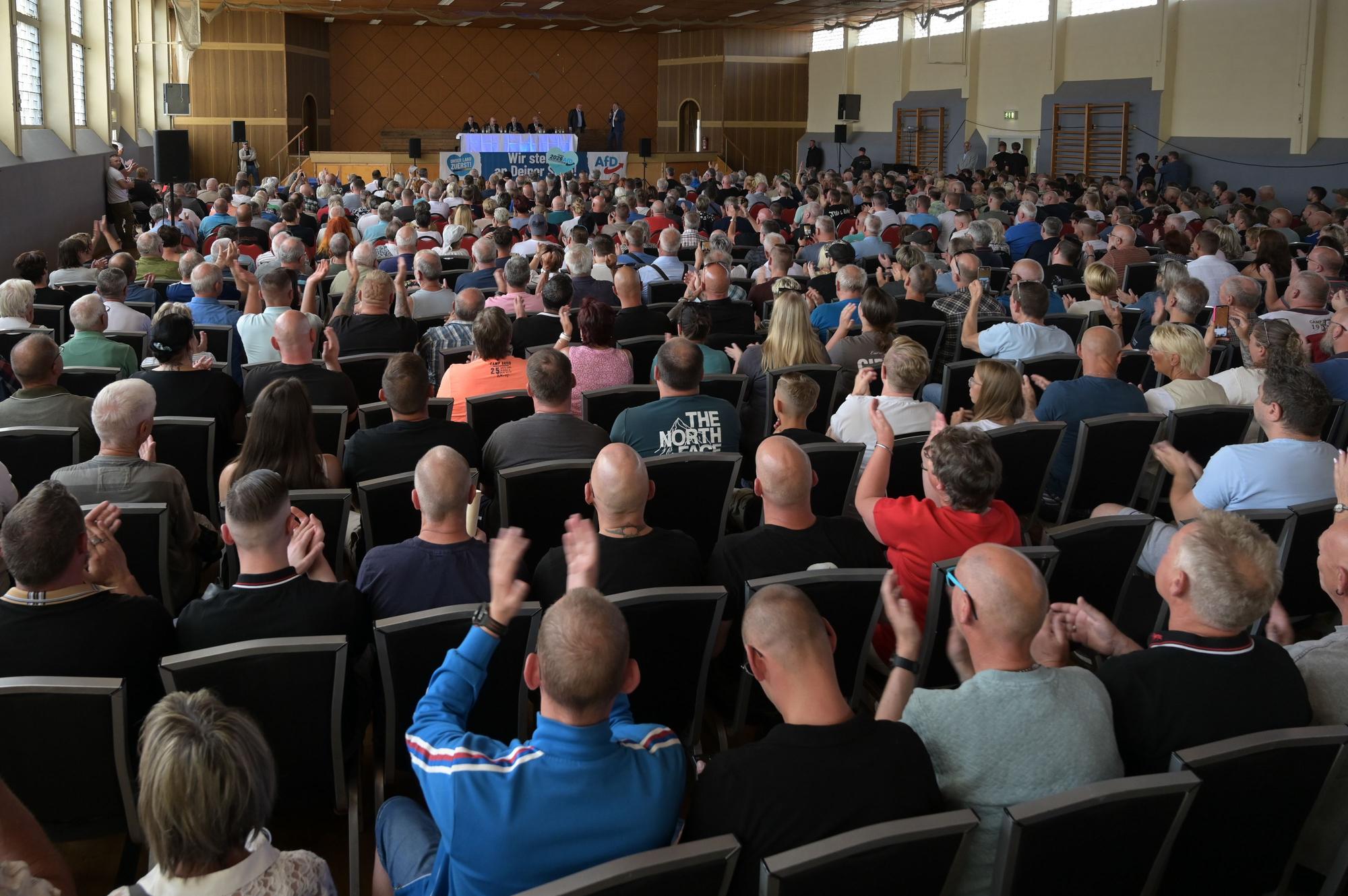 Teilnehmer sitzen in einem Saal beim Bürgerforum der AfD in Harsleben. (Symbolfoto)