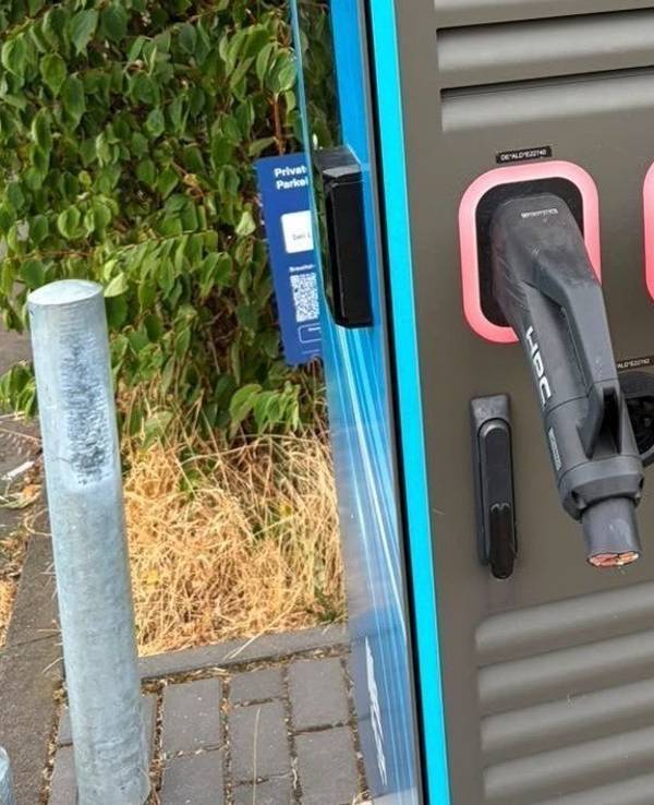 Die Ladesäule bei Aldi in Köln-Pesch – das Kabel wurde abgeschnitten.