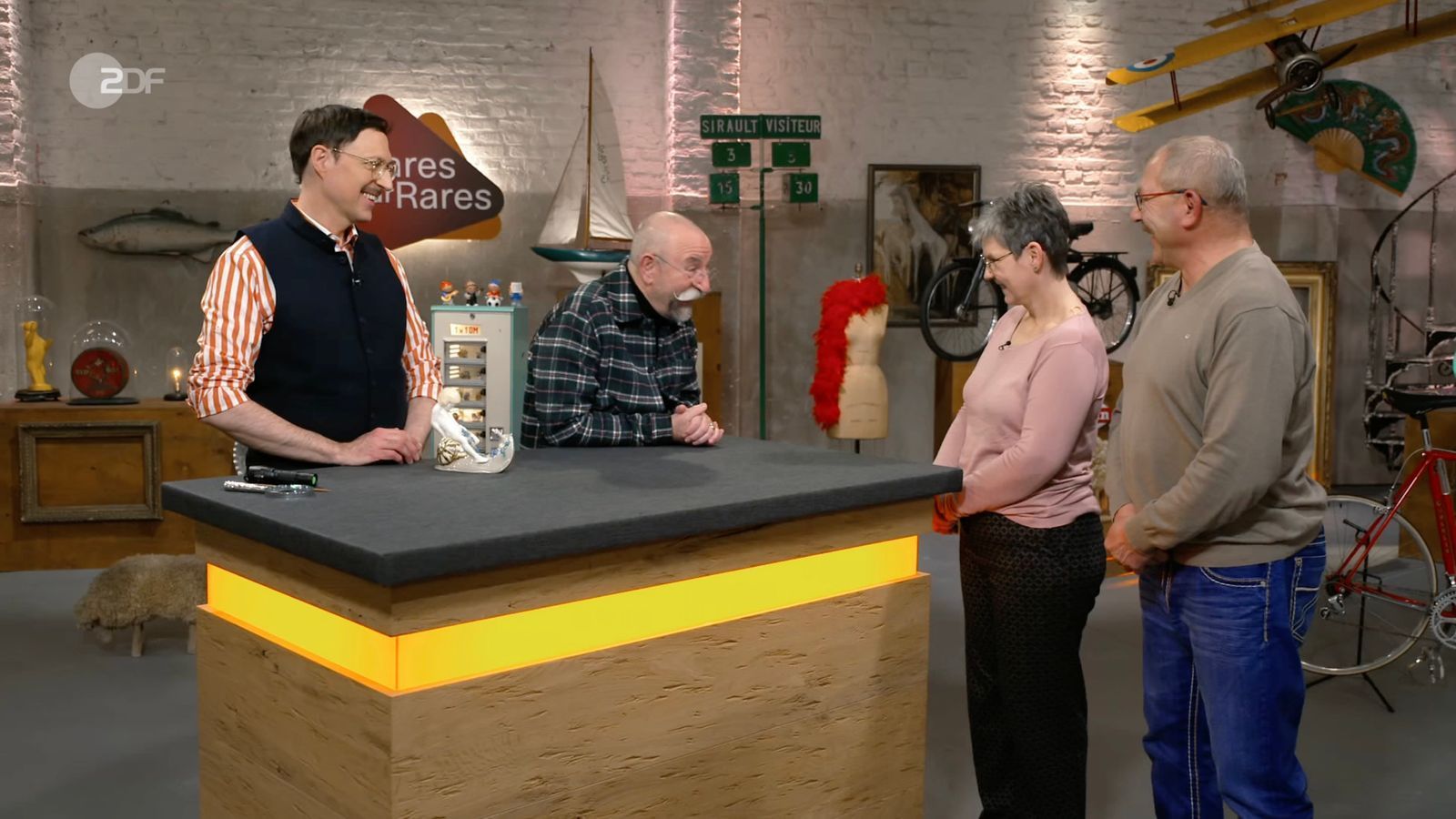 Mit ihrem Flohmarktfund sorgten Monika und Rafael bei „Bares für Rares“ für großes Aufsehen.  (Bild: ZDF)