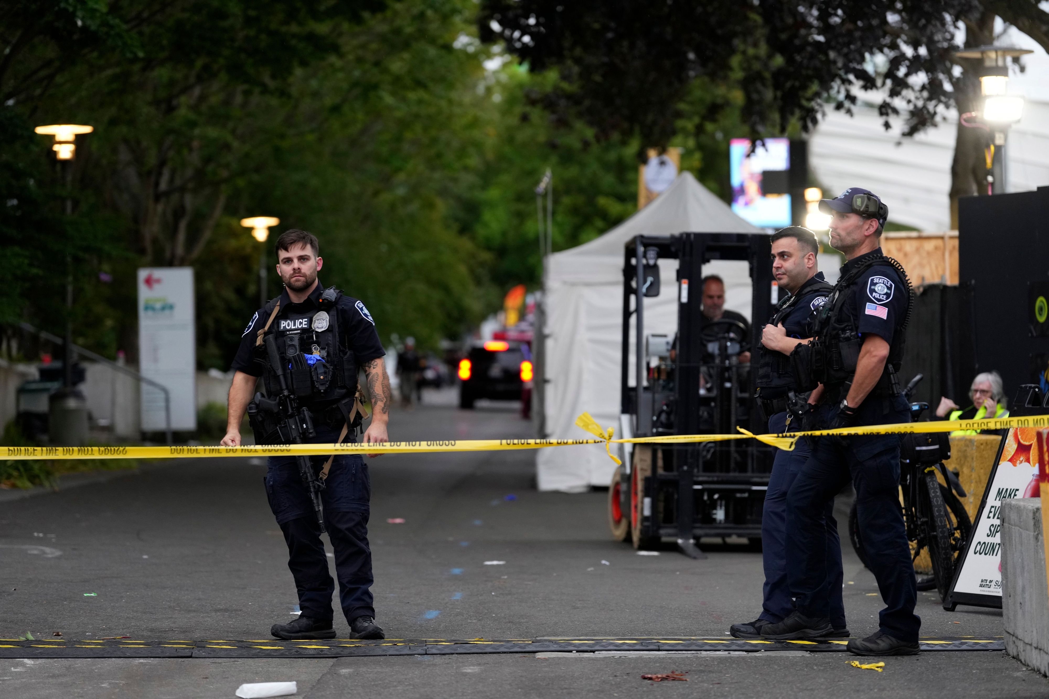 Polizisten riegeln das Gelände des Seattle Center ab, nachdem Schüsse während des „Bite of Seattle“-Food-Festivals gefallen sind.