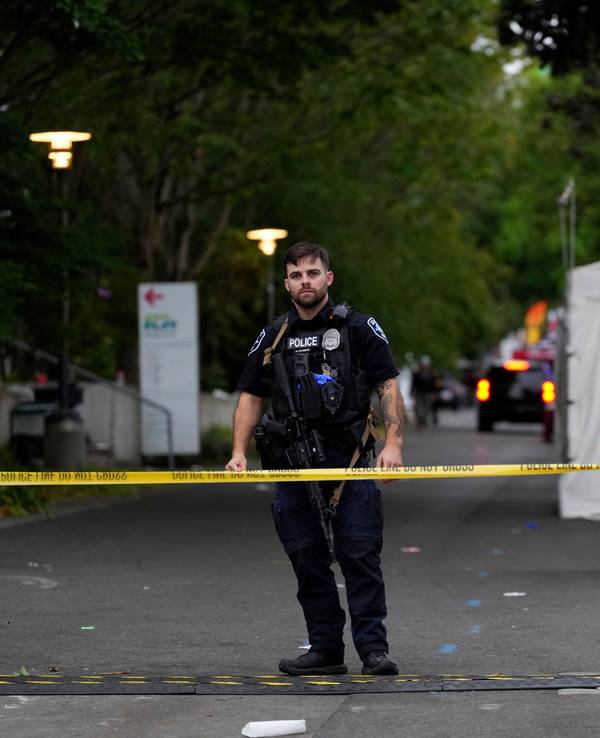 Polizisten riegeln das Gelände des Seattle Center ab, nachdem Schüsse während des „Bite of Seattle“-Food-Festivals gefallen sind.