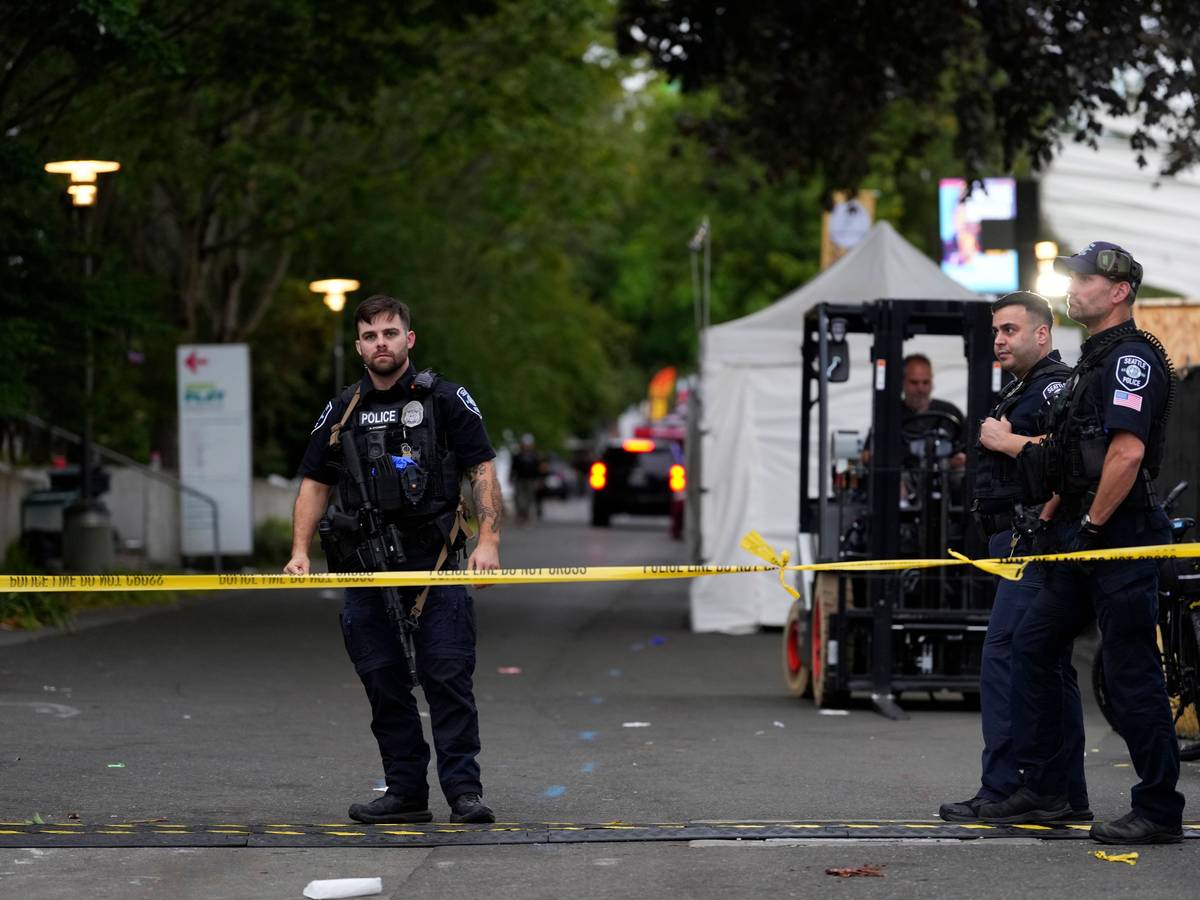 Polizisten riegeln das Gelände des Seattle Center ab, nachdem Schüsse während des „Bite of Seattle“-Food-Festivals gefallen sind.