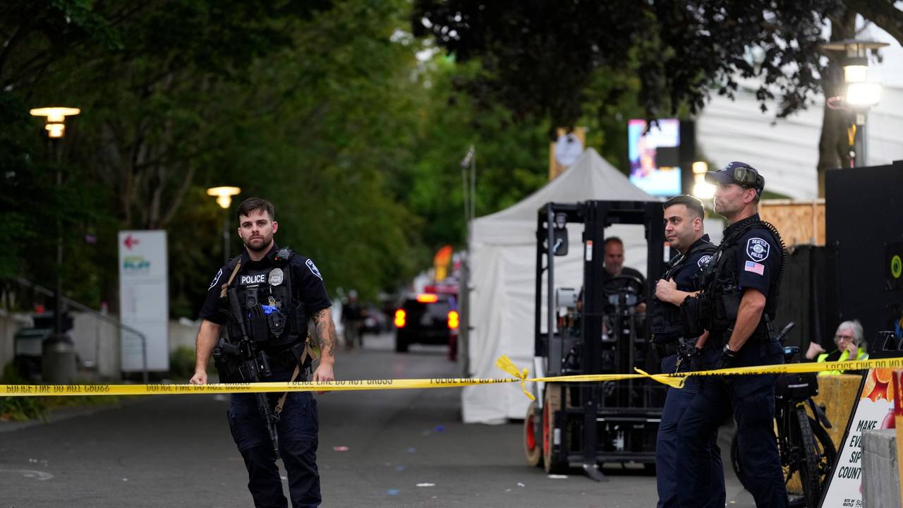 Polizisten riegeln das Gelände des Seattle Center ab, nachdem Schüsse während des „Bite of Seattle“-Food-Festivals gefallen sind.