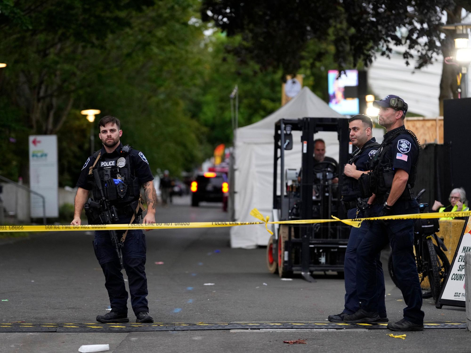 Polizisten riegeln das Gelände des Seattle Center ab, nachdem Schüsse während des „Bite of Seattle“-Food-Festivals gefallen sind.