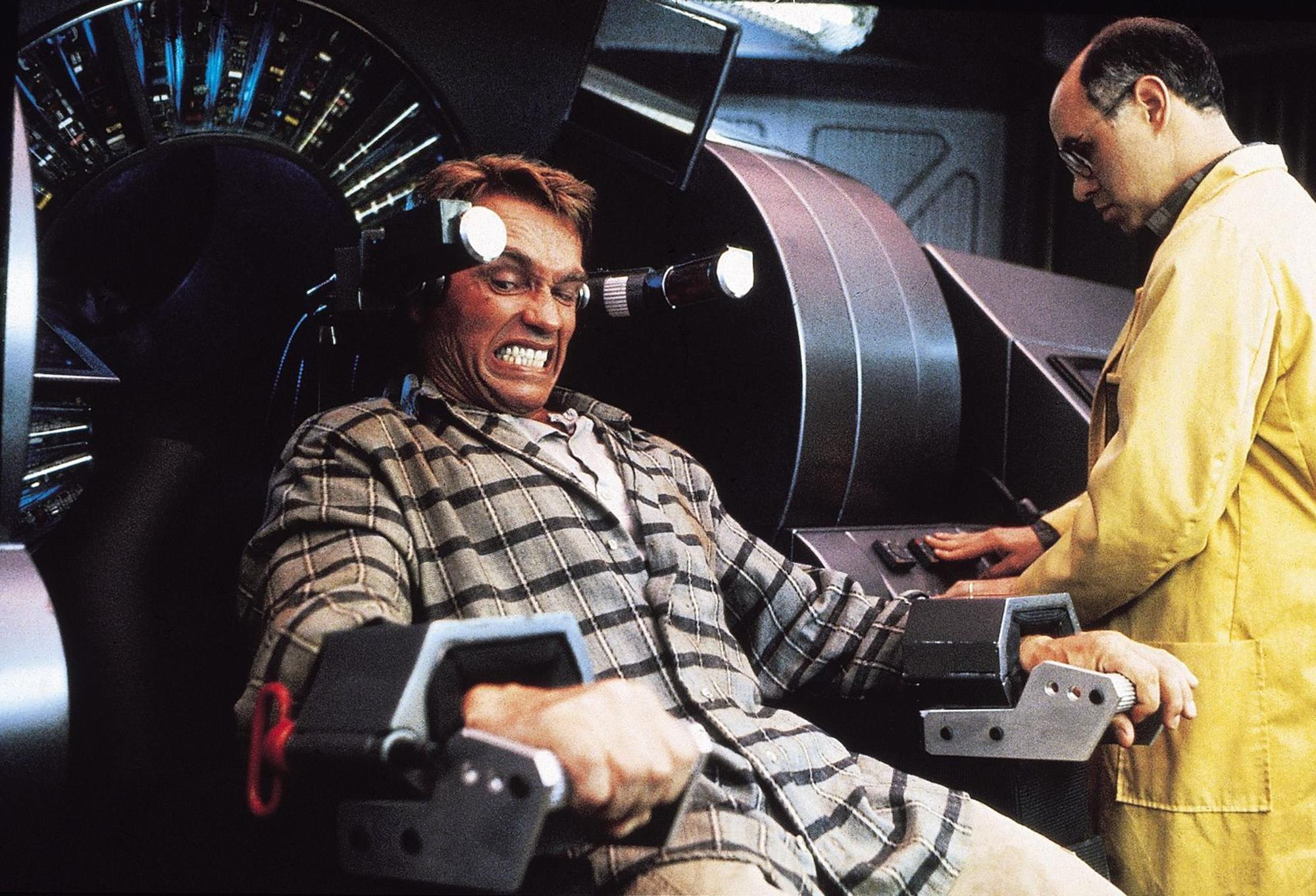 Ein Techniker (Frank Kopyc) implantiert falsche Erinnerungen in Dougs (Arnold Schwarzenegger, links) Gedächtnis. (Bild: 1990 STUDIOCANAL. All Rights Reserved.)