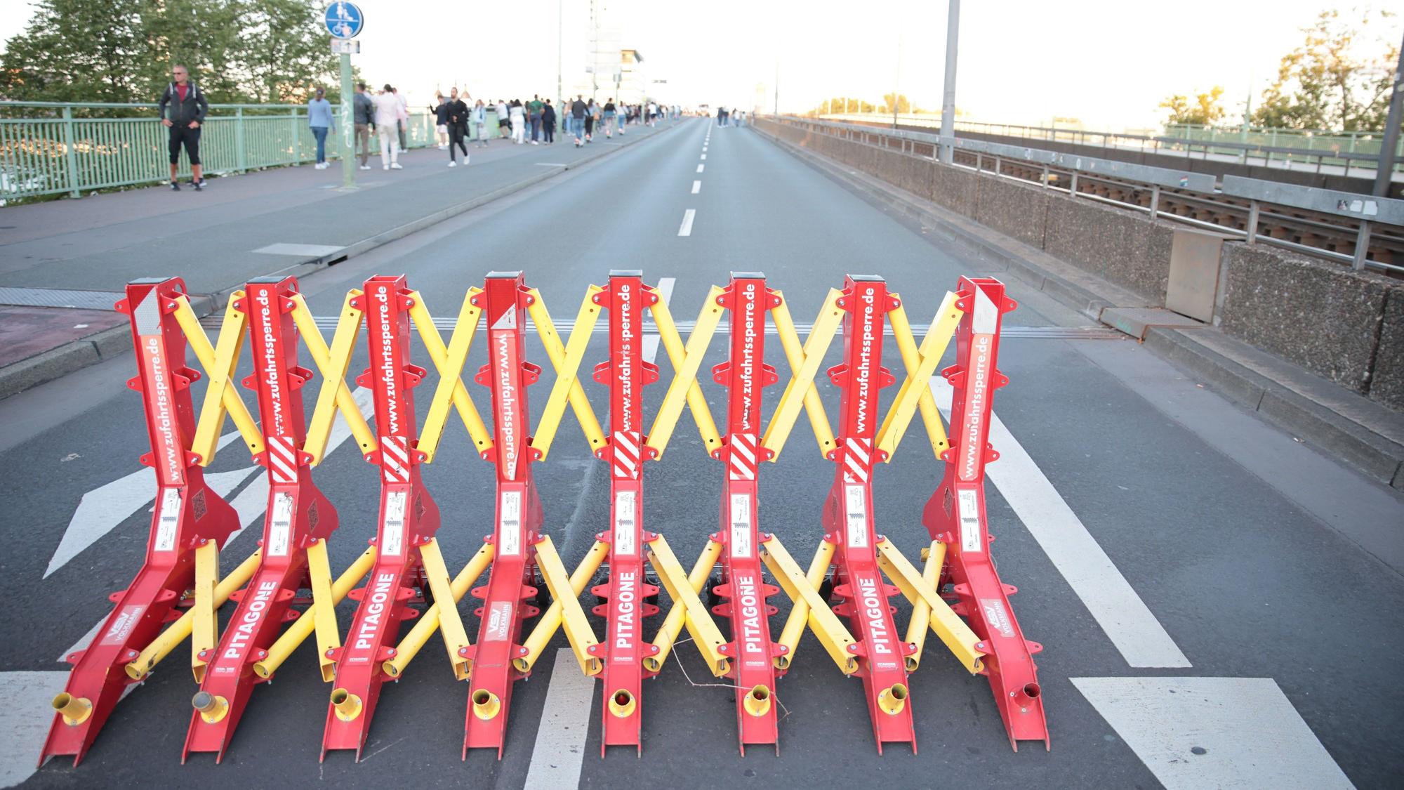 Sperrung der Deutzer Brücke bei den Kölner Lichtern.