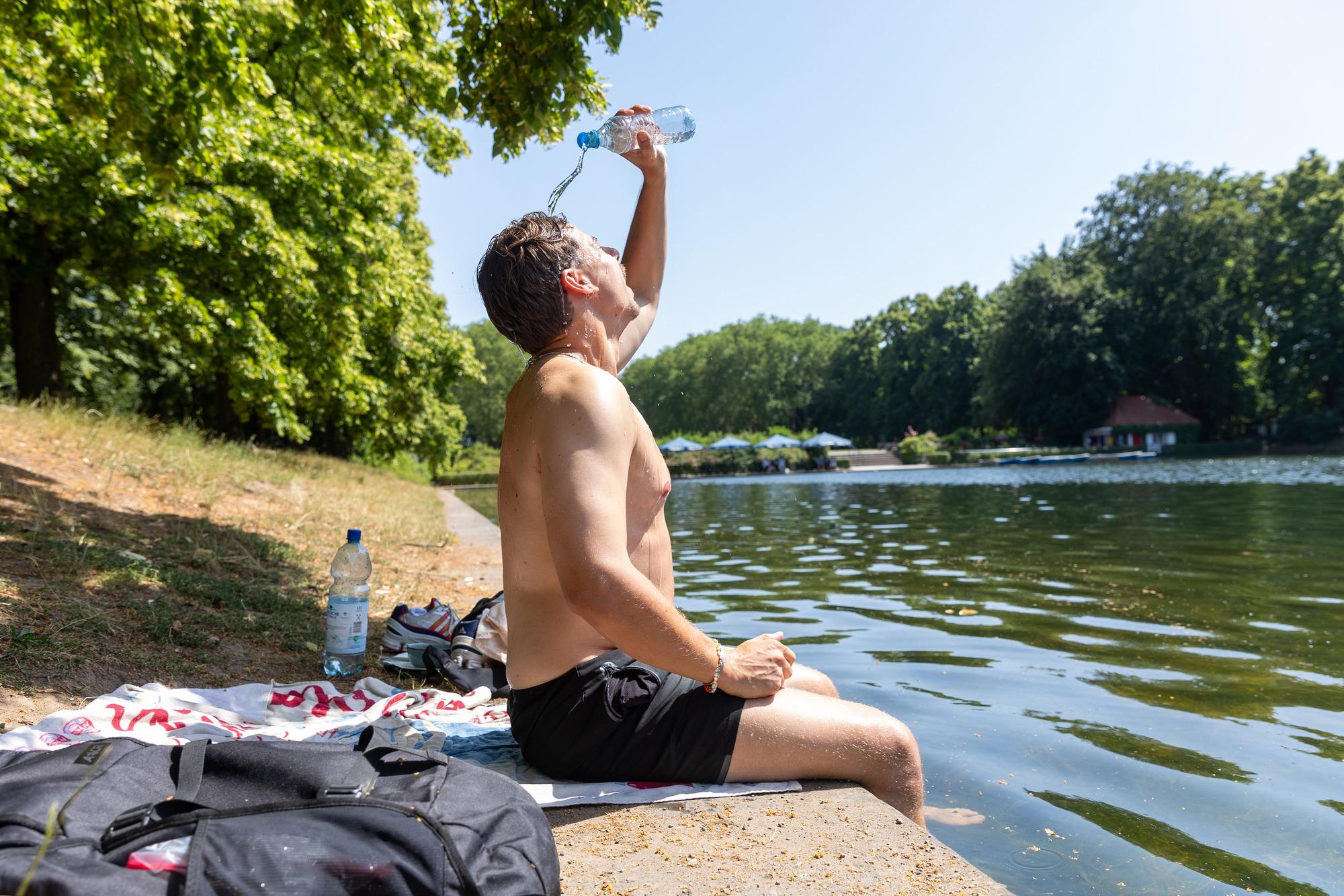 In den kommenden Tagen sollen die Temperaturen wieder steigen. Meteorologen erwarten über 30°C. Da tut eine Abkühlung, wie hier im Blücherpark, gut.