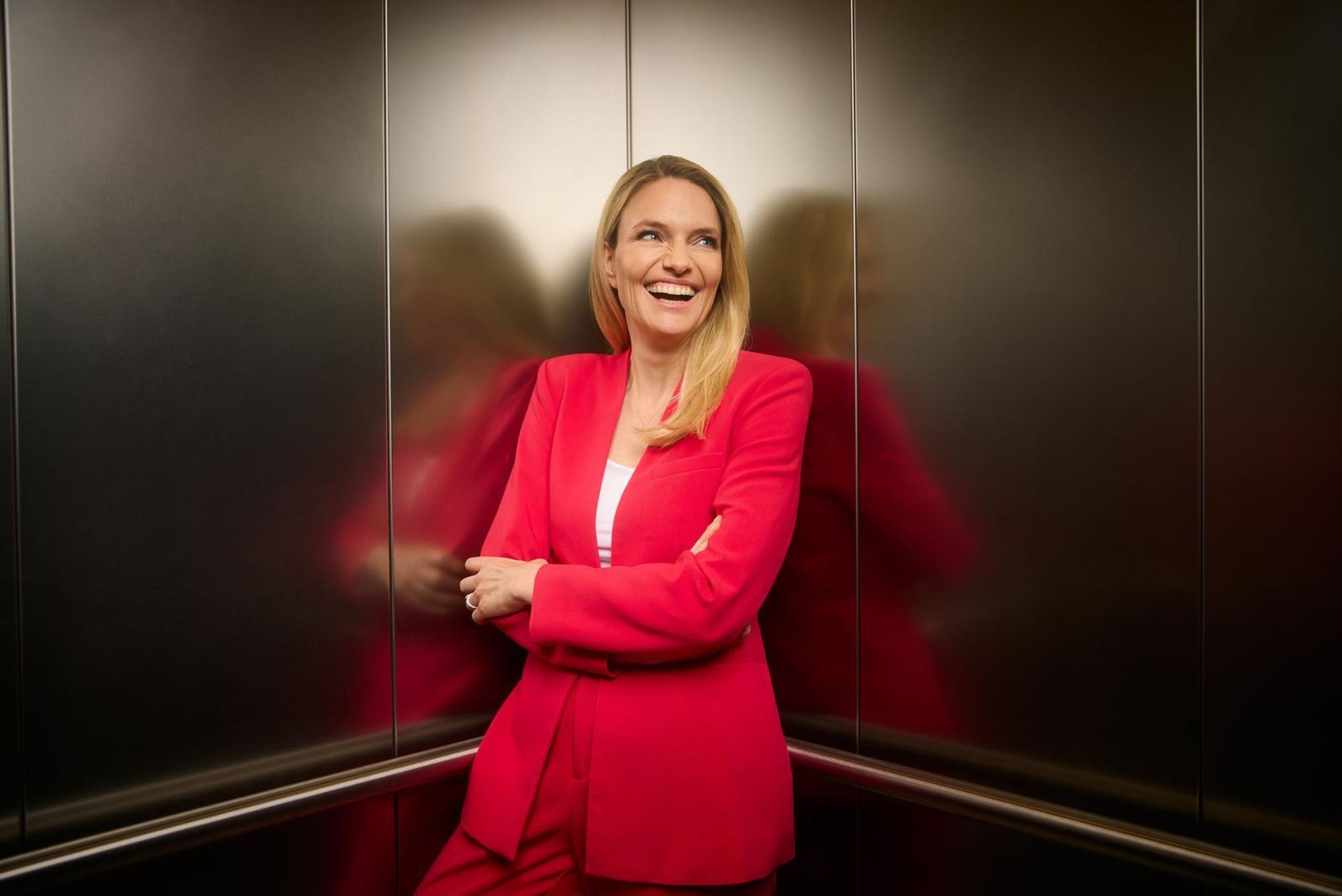 Sarah Tacke glaubt daran, dass in Deutschland viel möglich ist: „Deutschland hat nach wie vor enormes Potenzial. Mein Eindruck ist nur: Wir machen es denjenigen, die etwas bewegen wollen, oft unnötig schwer.“ (Bild: ZDF / Bo Lelewel)