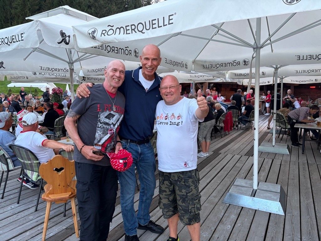 FC-Präsident Stobbe mit Fans bei der Party vom Wilden Süden.