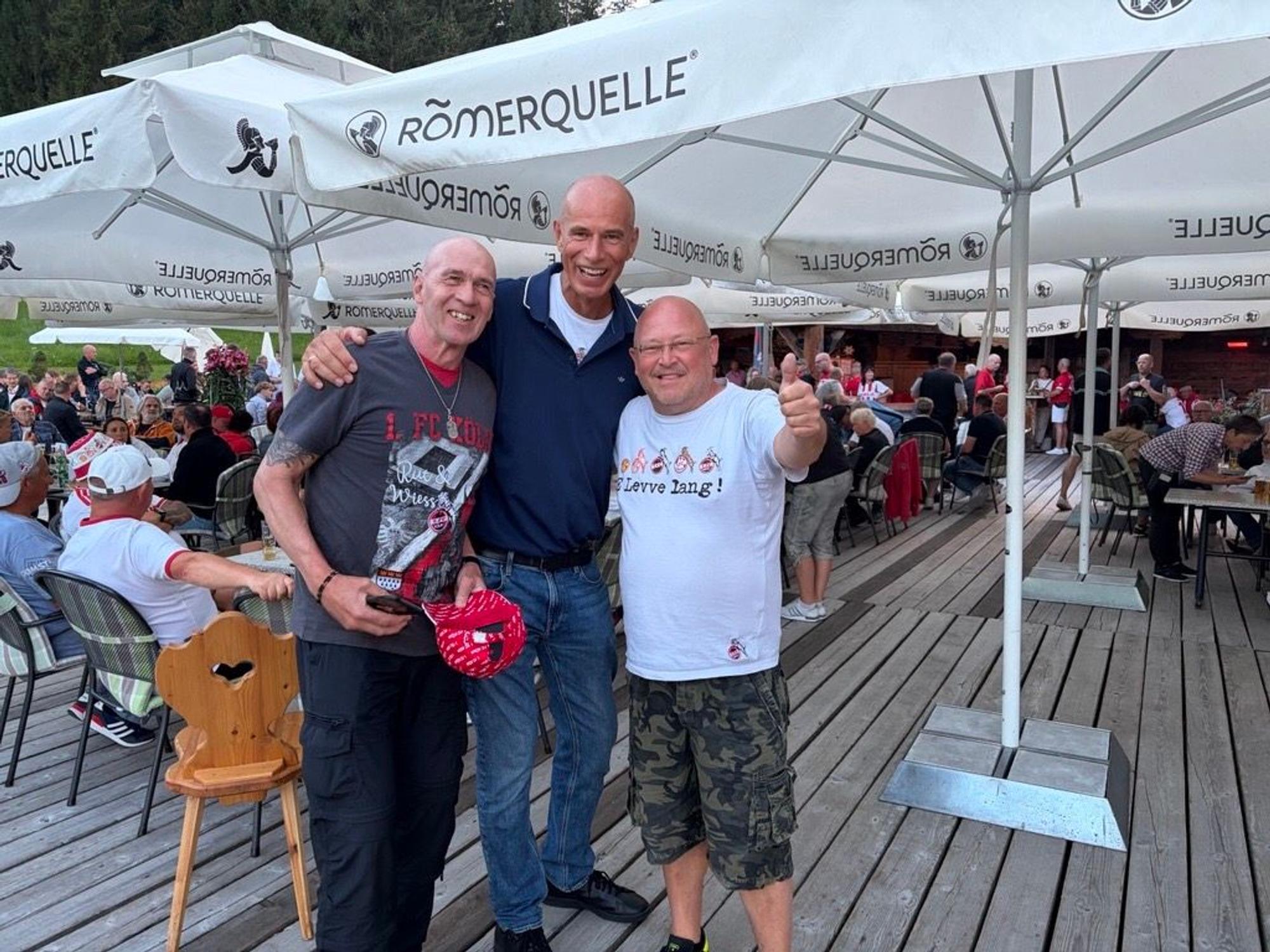 FC-Präsident Stobbe mit Fans bei der Party vom Wilden Süden.