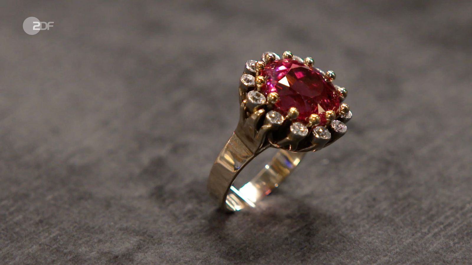 Wendela Horz war begeistert von einem Cocktail-Ring aus den 1950er Jahren.
 (Bild: ZDF)
