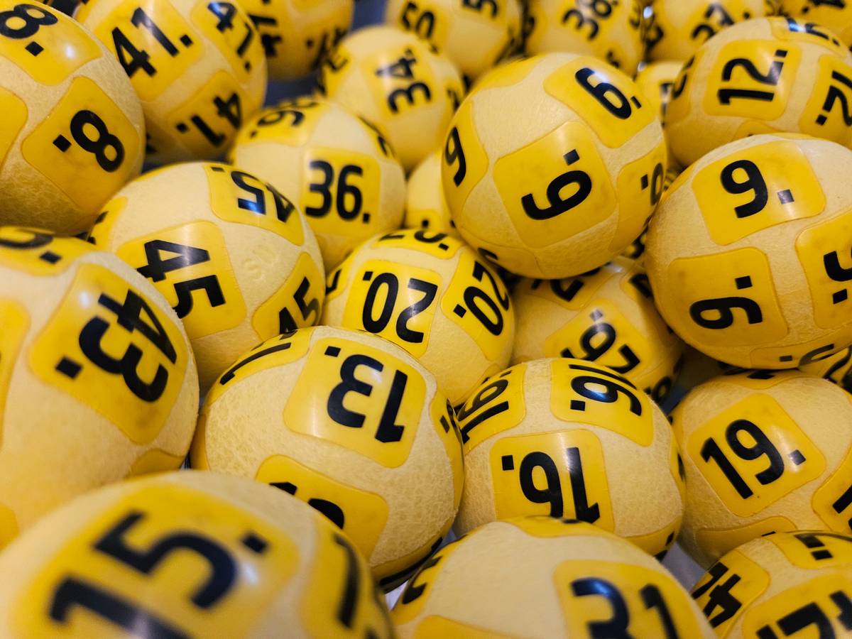 Nahaufnahme von gelben Eurojackpot-Kugeln mit schwarzen Zahlen.