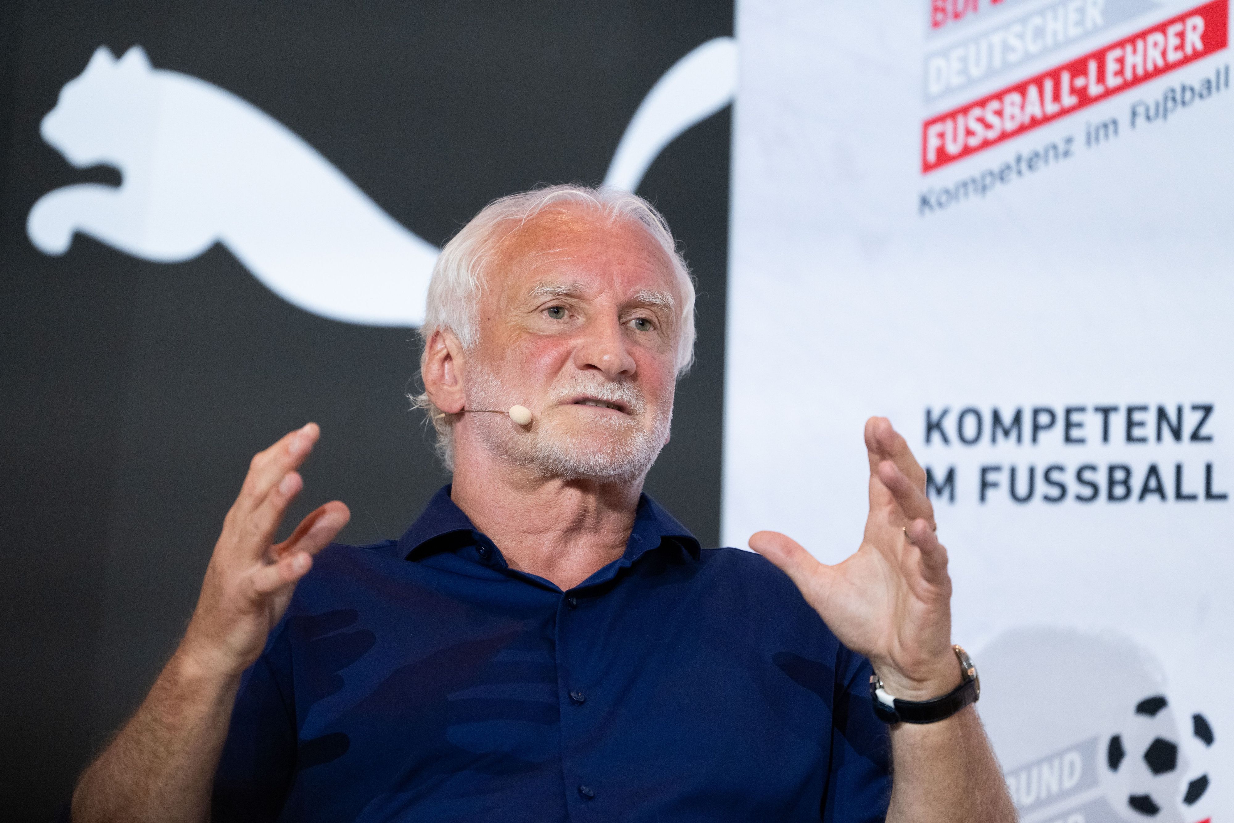DFB-Sportdirektor Rudi Völler spricht vor den Teilnehmern des Internationalen Trainer-Kongresses.