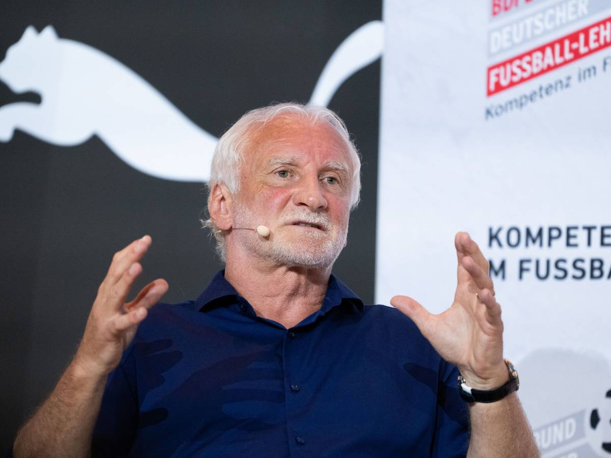 DFB-Sportdirektor Rudi Völler spricht vor den Teilnehmern des Internationalen Trainer-Kongresses.