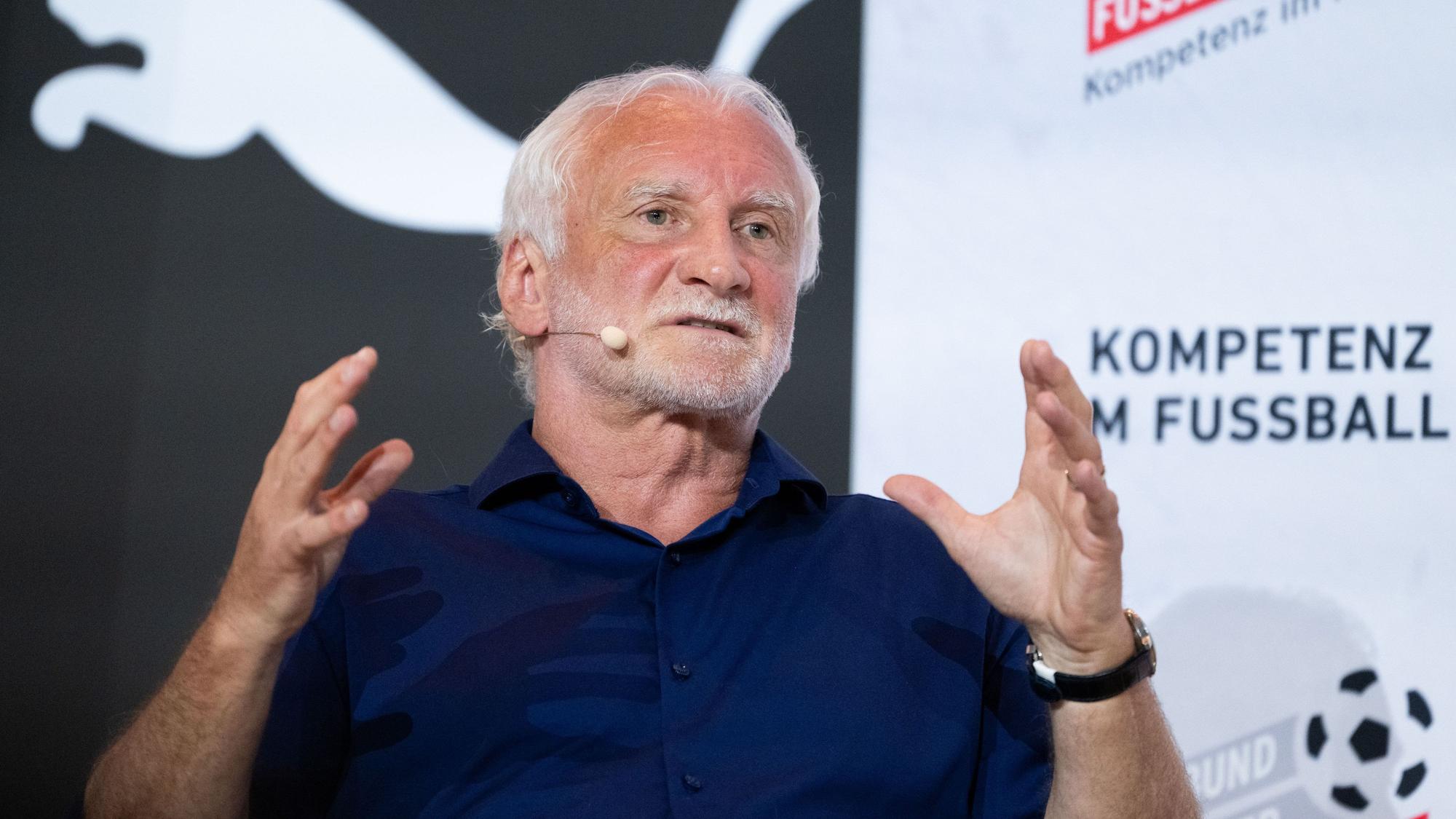 DFB-Sportdirektor Rudi Völler spricht vor den Teilnehmern des Internationalen Trainer-Kongresses.
