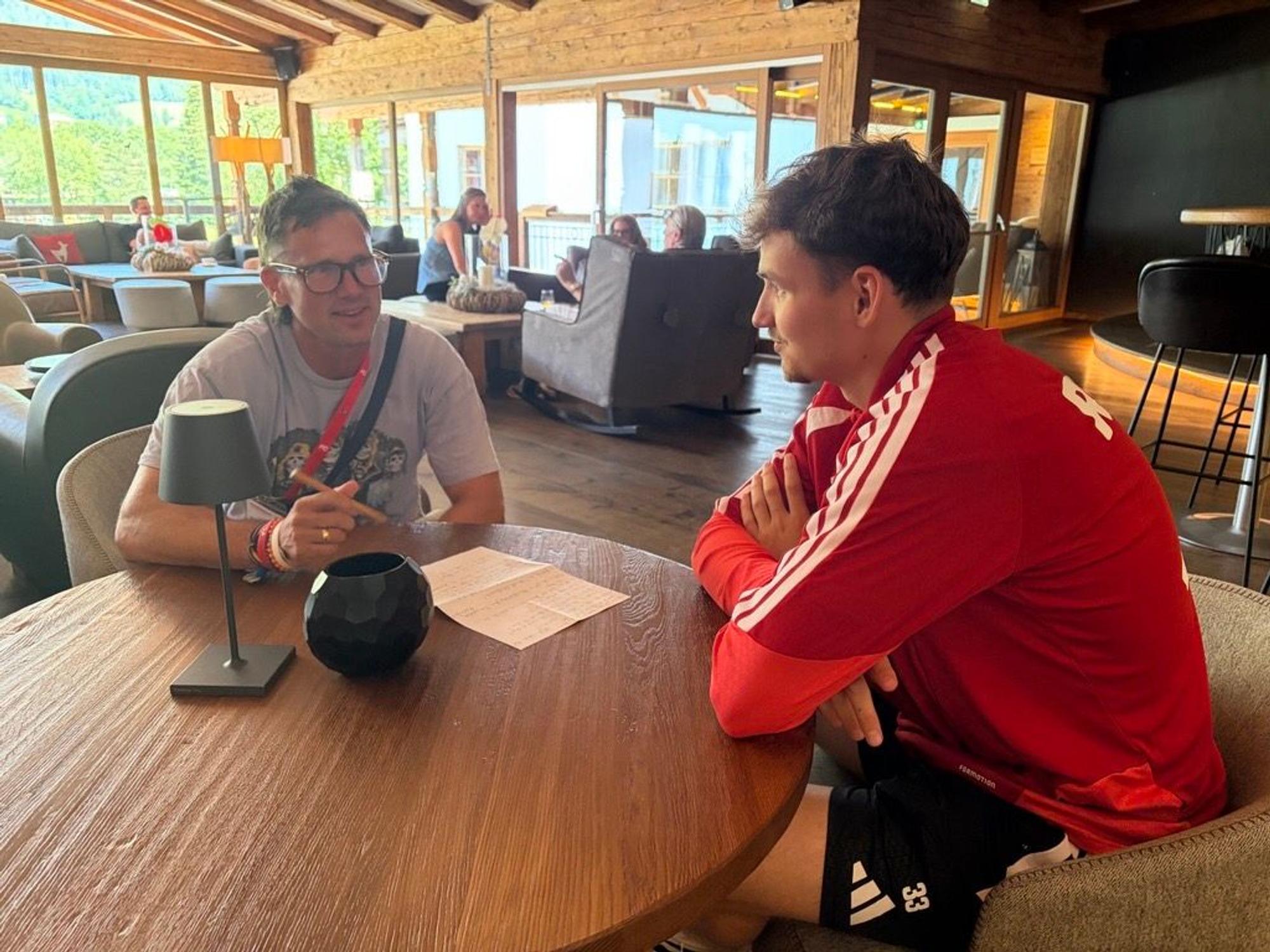 Verteidiger Rav van den Berg am 25. Juli 2026 im FC-Trainingslager im Interview mit EXPRESS.de-Reporter Uwe Bödeker