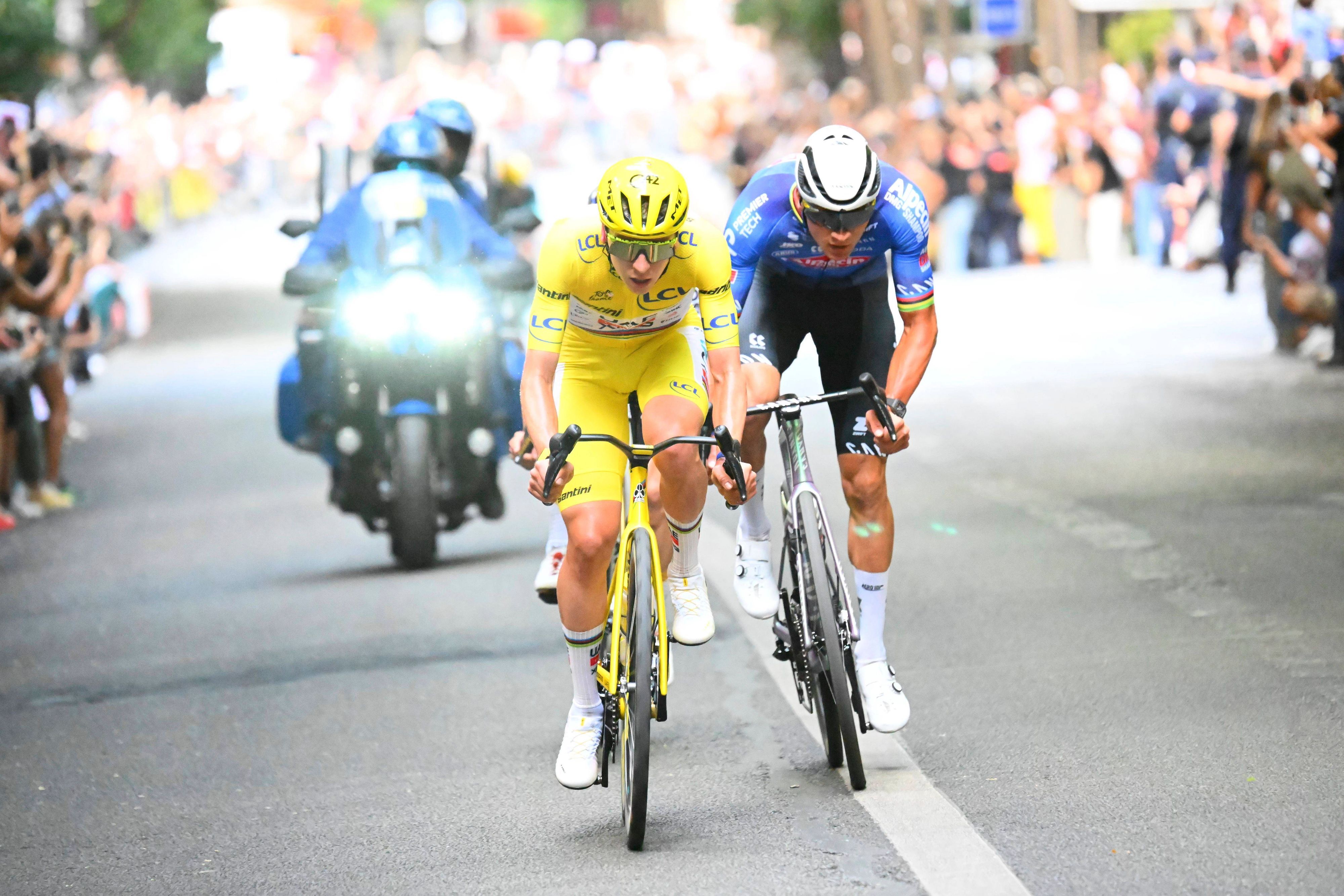 Tadej Pogacar und Mathieu van der Poel als Ausreißer beim Finale der Tour de France.