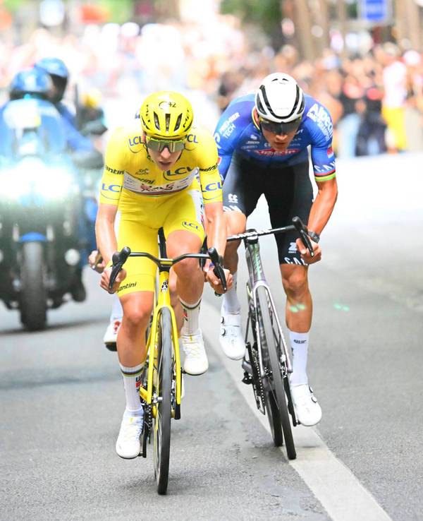 Tadej Pogacar und Mathieu van der Poel als Ausreißer beim Finale der Tour de France.