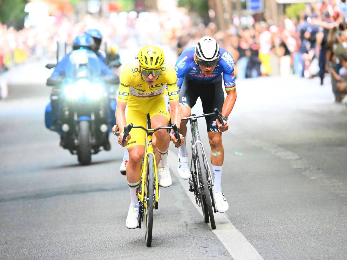 Tadej Pogacar und Mathieu van der Poel als Ausreißer beim Finale der Tour de France.